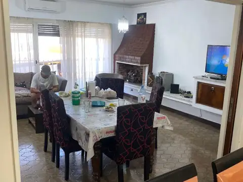 Casa 5 ambientes con 4 baños