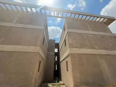 VENTA DPTO 3 AMBIENTES CON COCHERA Y PATIO MORENO