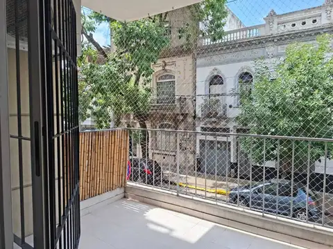 ALQUILER DEPARTAMENTO 2 AMBIENTES CON PATIO Y BALCÓN, EN FLORES - CABA