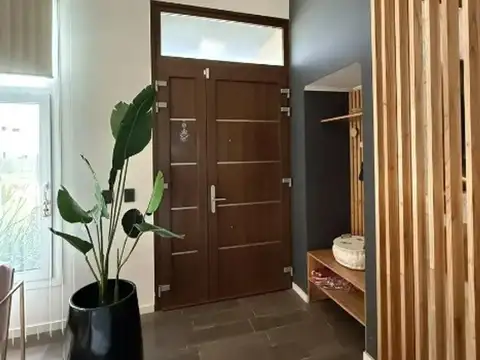 Casa en Venta con 4 cocheras