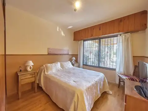 CASA TIPO CHALET, 4 AMBIENTES,CON PILETA Y QUINCHO