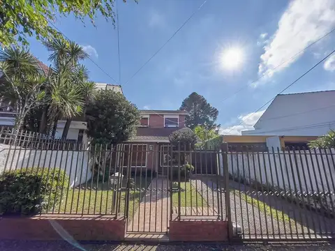 CASA TIPO CHALET, 4 AMBIENTES,CON PILETA Y QUINCHO