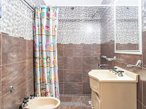 CASA EN VENTA 4 DORMITORIOS CON COCHERA Y PATIO