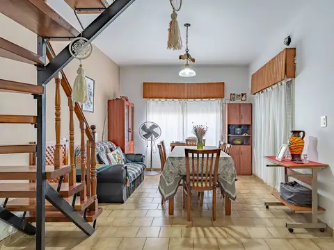CASA EN VENTA 4 DORMITORIOS CON COCHERA Y PATIO