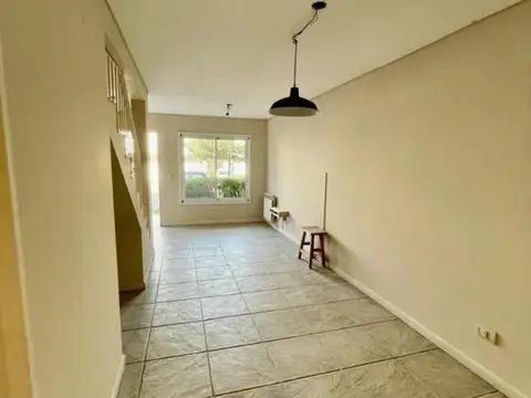 Duplex 3 Amb con Patio Cubierto, Jardin Trasero y Cochera 
