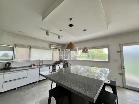 Casa en Venta con 3 cocheras