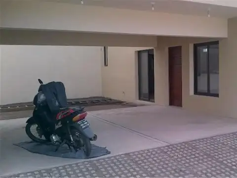 Casa en Alquiler con 2 cocheras