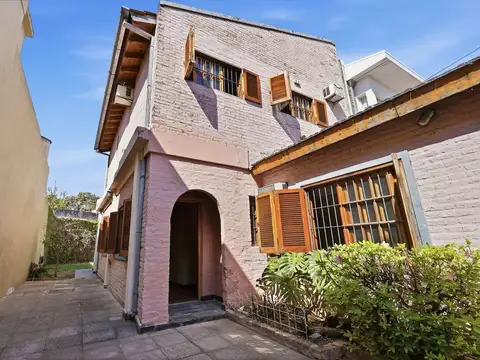 Casa en lote propio con jardín, parrilla y cochera – versalles
