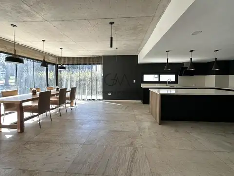 Casa 4 ambientes con 4 baños