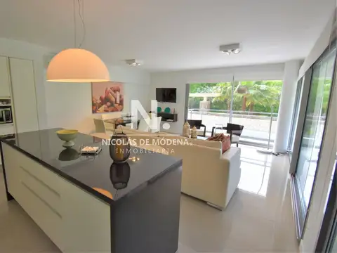 Vende apartamento de 2 dormitorios en Rincon del Indio.