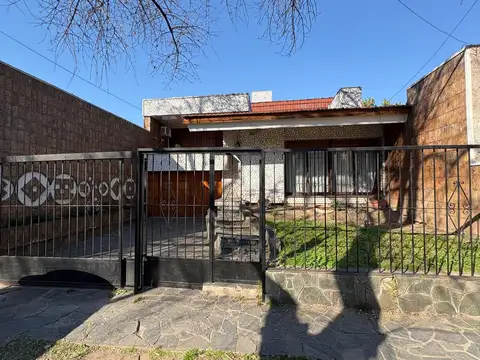 Casa en venta de 3 dormitorios y amplio jardín en Rosario