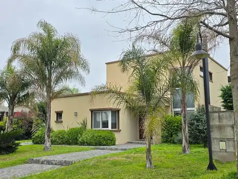 Casa en Venta con 3 cocheras