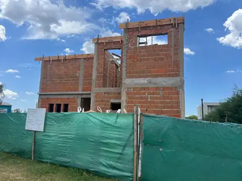 Casa  en Venta en Barrio Santa Emilia, Pilar del Este, Pilar