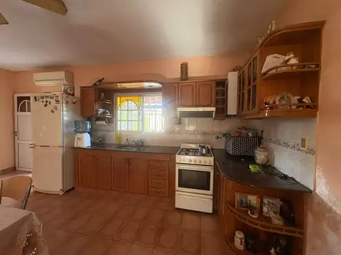 Amplia casa en planta alta