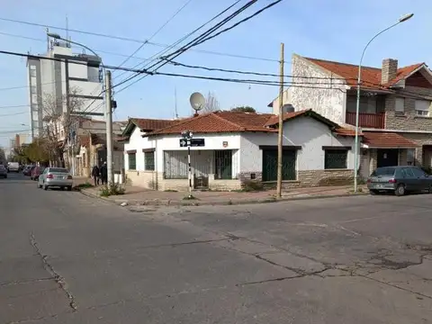 CHALET EN ESQUINA - LOTE PROPIO
