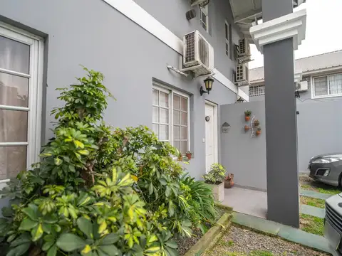 VENTA TRIPLEX 4 AMBIENTES con JARDÍN - CONDOMINIO C/ SEGURIDAD - PERMUTA Y APTO CREDITO !