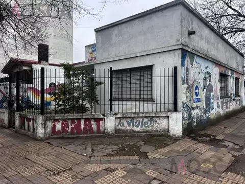 En venta ideal inversor importante esquina en Moreno centro