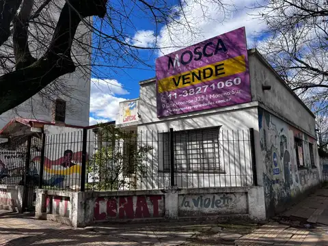 En venta ideal inversor importante esquina en Moreno centro