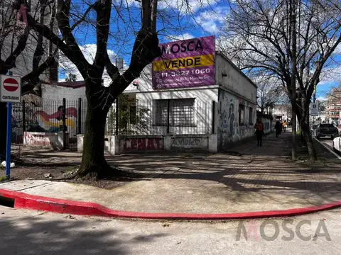 En venta ideal inversor importante esquina en Moreno centro