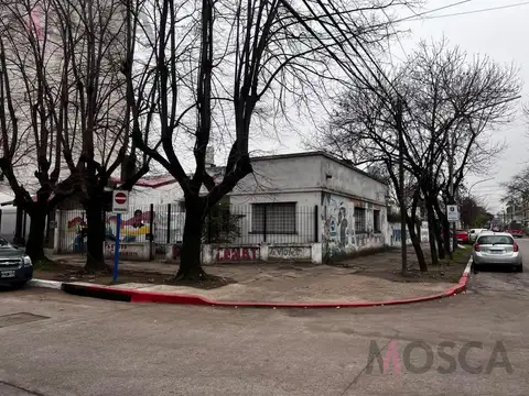 En venta ideal inversor importante esquina en Moreno centro