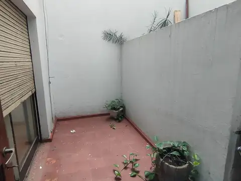 México al 4300 Departamento Monoambiente con Patio en Alquiler