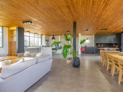 Casa en Venta con 3 cocheras