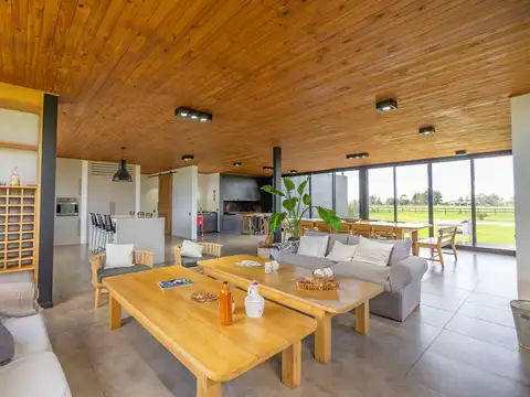 Casa 5 ambientes con 4 baños