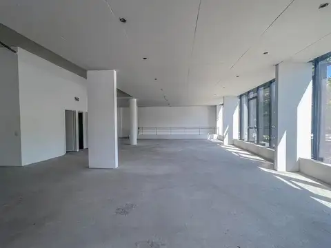 Oficina en Venta con 18 cocheras