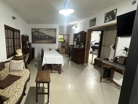Casa con 3 dormitorios y Local en calle Chacabuco al 500