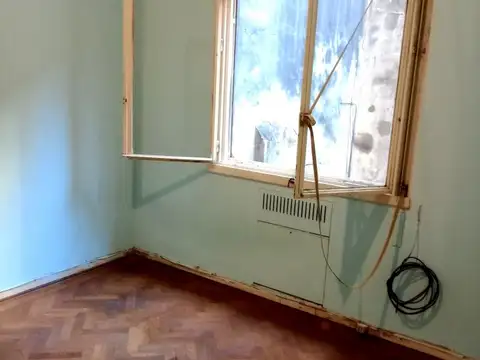 VENTA URGENTE PARA RECICLAR CON MUCHAS POSIBILIDADES 4 AMBIENTES DOS BAÑOS 77 M2 RIVADAVIA 2516...