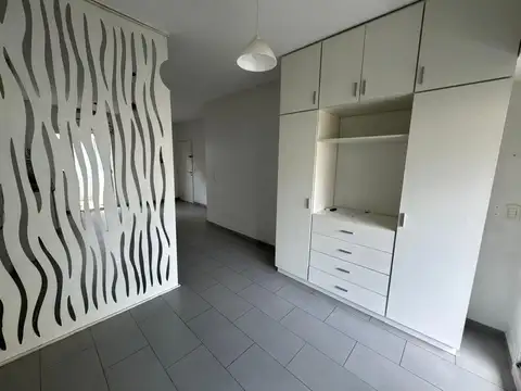 Impecable Monoambiente en Almagro con patio y balcón.