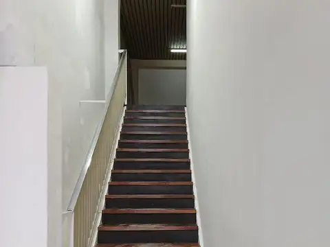 importante oficina sobre peatonal San fernando en alquiler