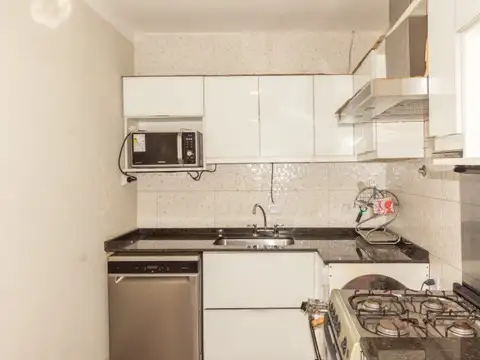 CASA CON LOCAL EN FLORES