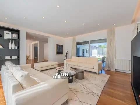 Casa en Venta con 4 cocheras