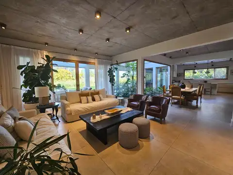 Casa 5 ambientes con 4 baños
