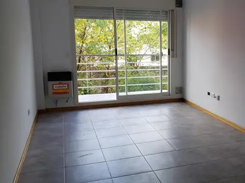 2 ambientes con balcón, súper luminoso. Apto profesional
