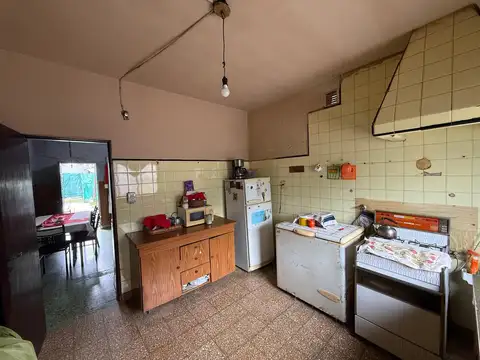 Casa 3 ambientes en Lomas de Zamora con gran patio/fondo libre