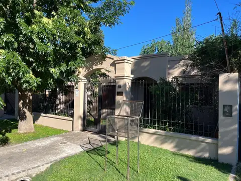Excelente casa con jardin y pileta en alquiler. Barrio Pellegrini III