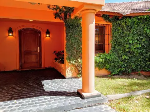 Venta de gran casa de categoría  Chacras de Coria