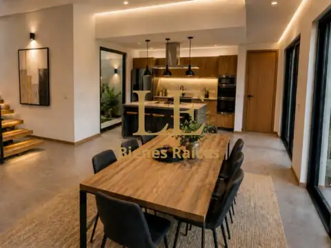 Casa en Venta con 5 cocheras