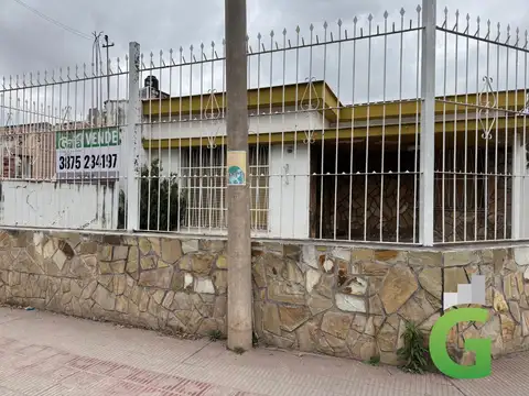 Casa en venta en esquina con cochera y patio | España 1551 – Macrocentro