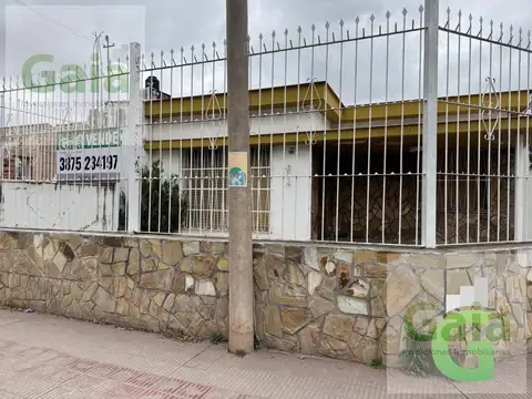 Casa en venta en esquina con cochera y patio | España 1551 – Macrocentro