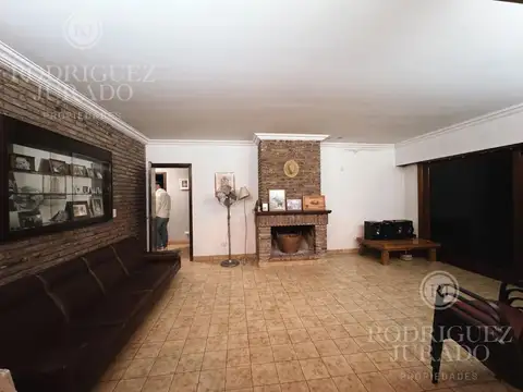 Casa 6 ambientes con 2 baños