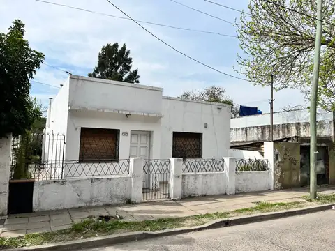 OPORTUNIDA CASA AMERICANA SOLO A 5 CUADRAS DE LAS ESTACION MERLO NORTE  APTO CREDITO  