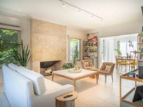 Casa en Venta con 2 cocheras