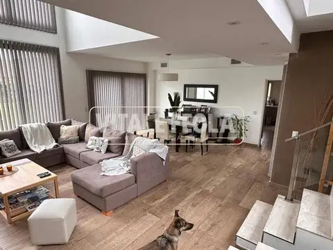 Casa en Venta con 6 cocheras