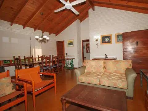 Casa 4 ambientes con 2 baños