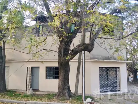 Venta de casa para dos familias con cochera en Monte Grande