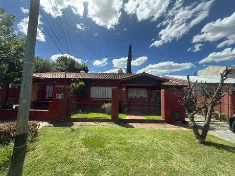 Casa en venta en una sola planta mas monoambiente en Adolfo Sordeaux