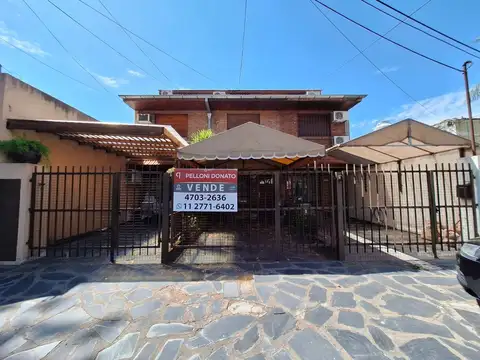 Cómodo dúplex 4 amb. con cochera y jardín